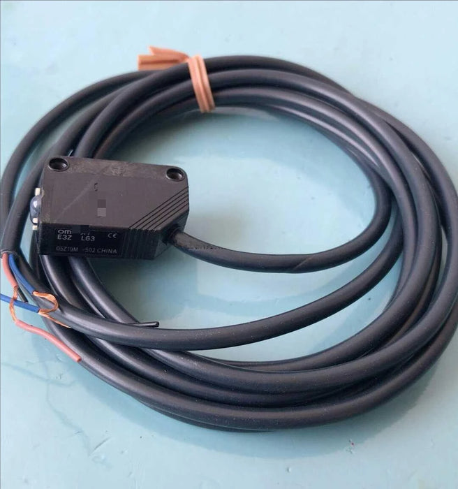 In stock E3Z-LL61 0.5M Photoelectric sensor 300 mm NPN Light-ON/Dark-ON 0.5 m cable